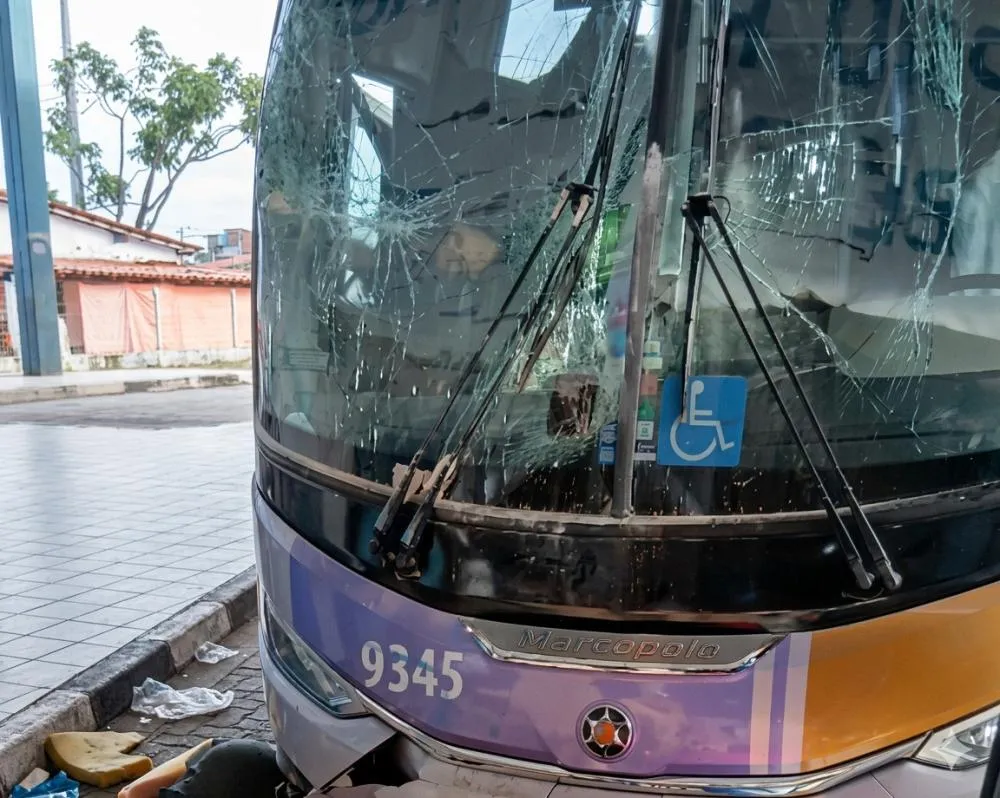 Ônibus invade rodoviária e deixa mortos e feridos interior da Bahia