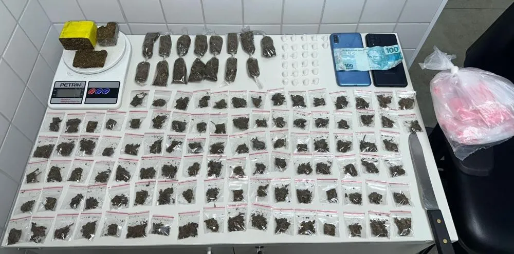 PM prende três homens por tráfico de drogas no bairro Algarobas, em Camaçari