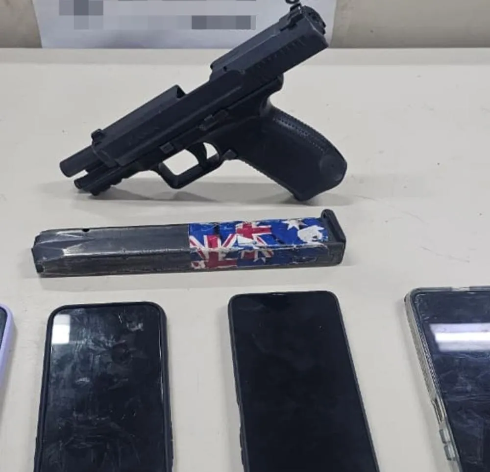 PM prende dois suspeitos e apreende arma de fogo em Lauro de Freitas