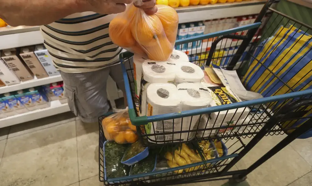 Cesta básica fica mais cara em todas as capitais brasileiras em março