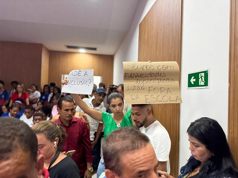 Mãe atípica protesta durante evento com Jerônimo Rodrigues em Mata de São João por falta de cuidadores no Colégio Estadual