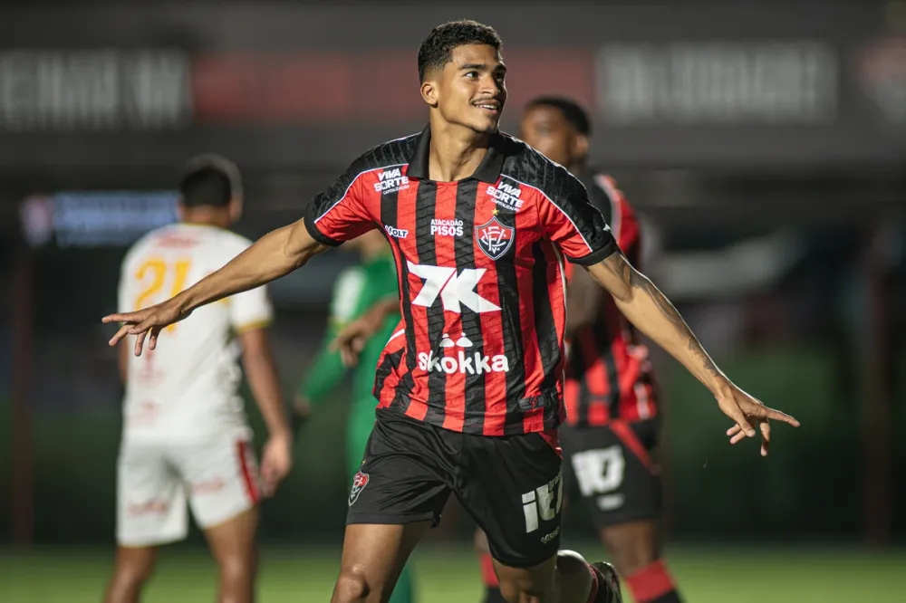 Vitória domina, vence Juazeirense por 4 a 1 e assume liderança momentânea do Grupo A