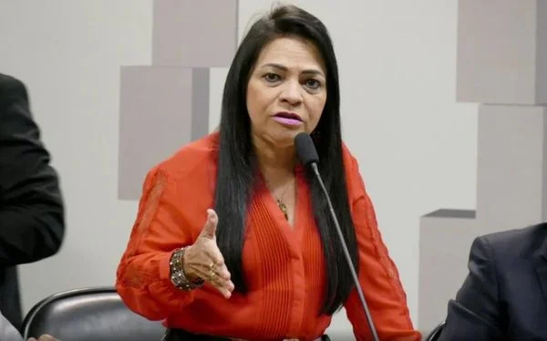 Moema Gramacho é multada pelo TCM por irregularidades em contrato de R$ 6,7 milhões