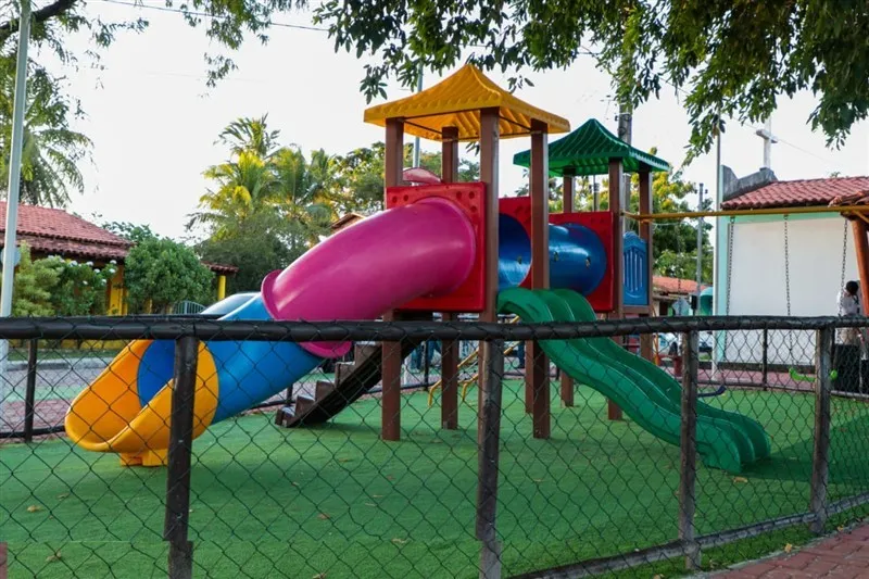 Prefeitura entrega praça no Areal e pavimentação em Campinas de Malhadas