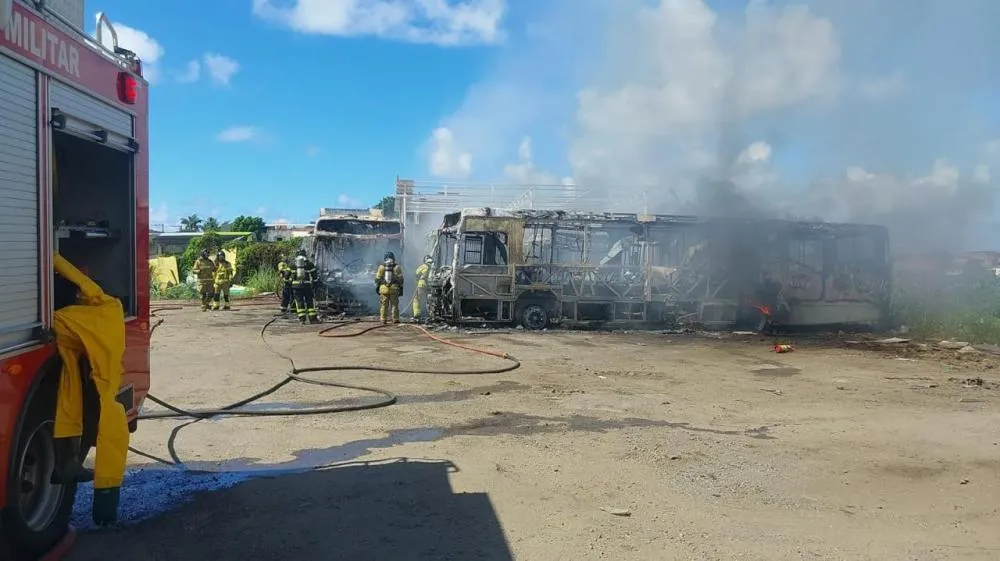Incêndio destrói ônibus em garagem de empresa em Itinga e atinge veículos do transporte escolar