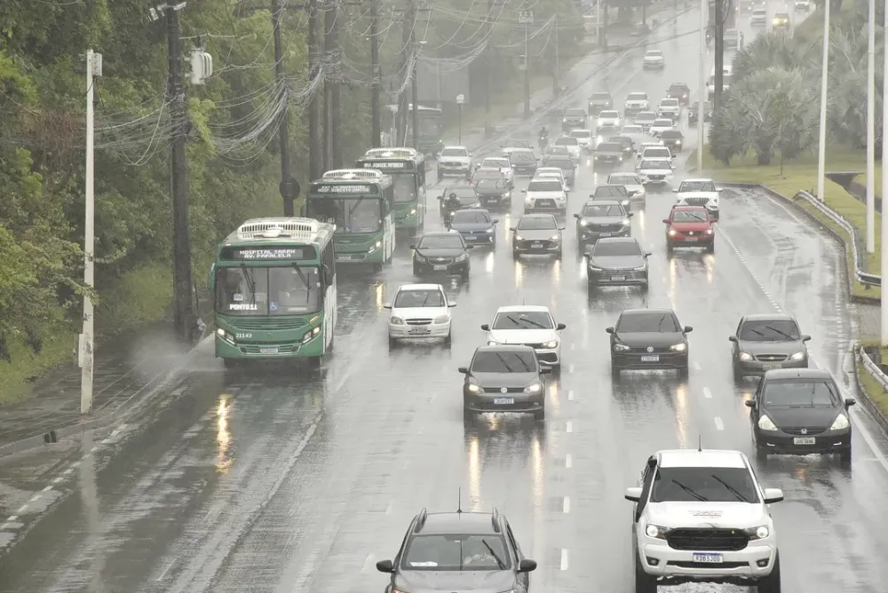 Quase 200 cidades da Bahia estão sob alerta de perigo devido à chuva