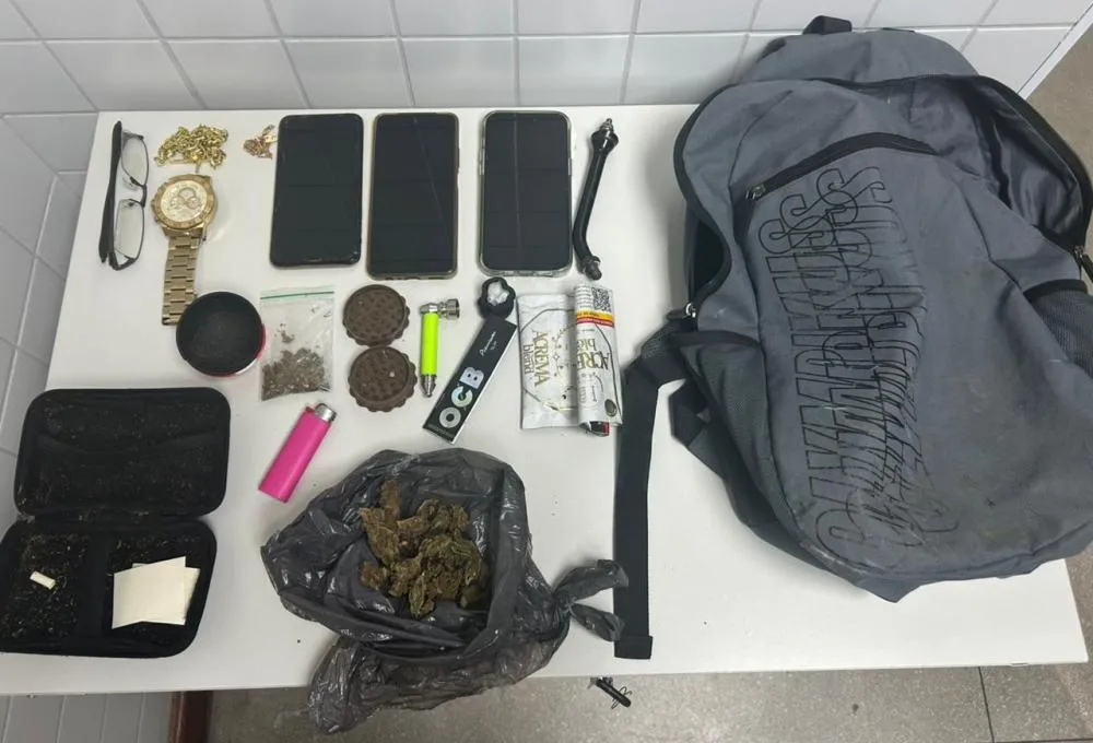 PM conduz dois homens com droga e celulares em Camaçari