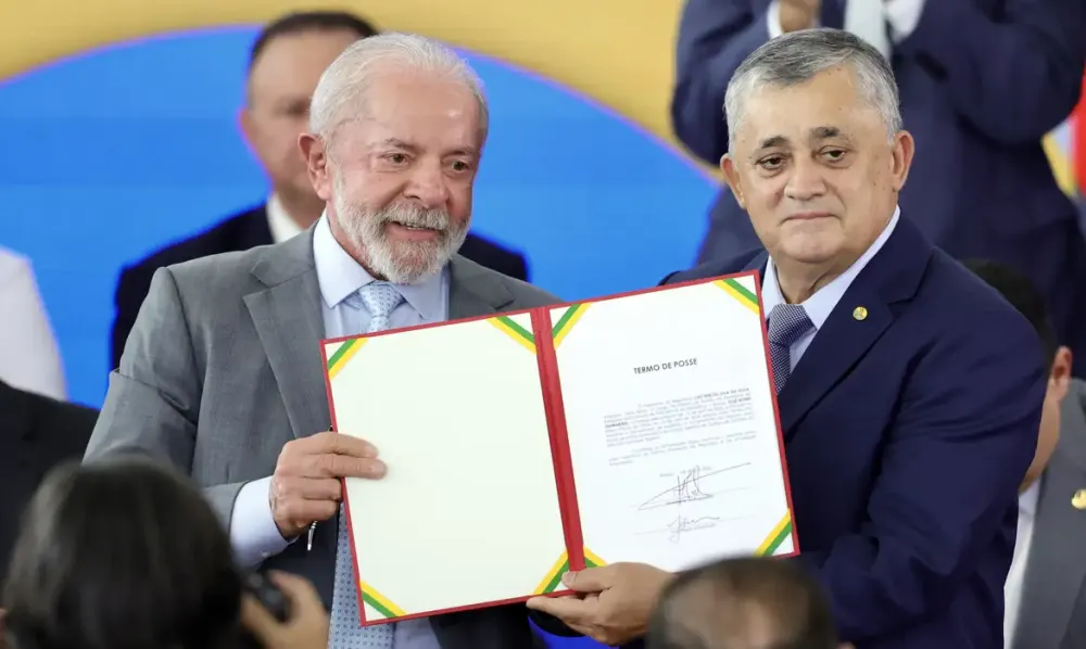 José Guimarães assume ministério e fala em “derrotar o fascismo”