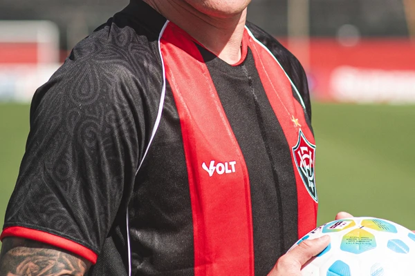 Vitória lança novo uniforme principal para a temporada 2026