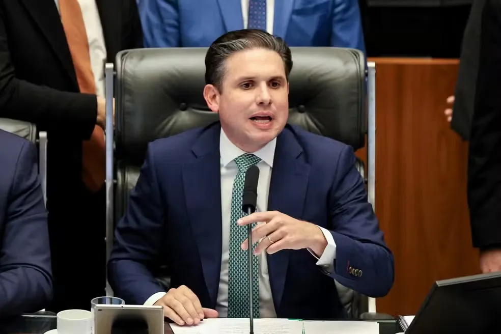 Hugo Motta que derrubar veto de Lula a PL que reduz pena de Bolsonaro