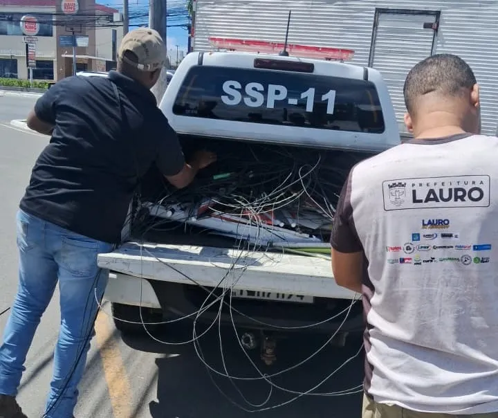 Operação Visão Limpa remove 100 kg de cabos e fios em Lauro de Freitas