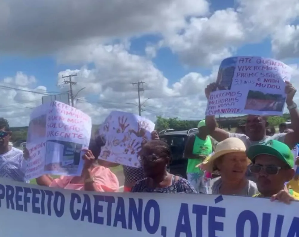 Moradores fecham trecho da BA-099 e cobram melhorias na comunidade do Rancho Alegre, em Camaçari