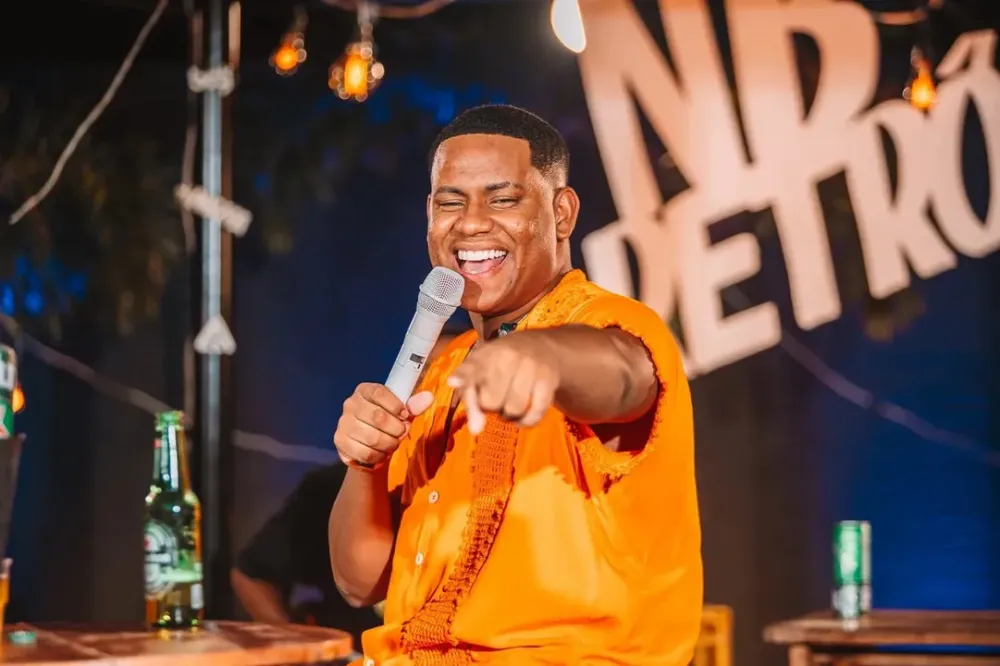 Músico de banda de arrocha recebe descarga elétrica durante show