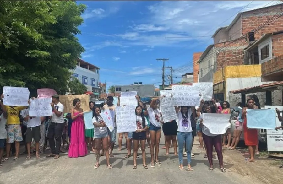 Protesto bloqueia acesso a Porto Sauípe e cobra justiça após morte de jovem em acidente 