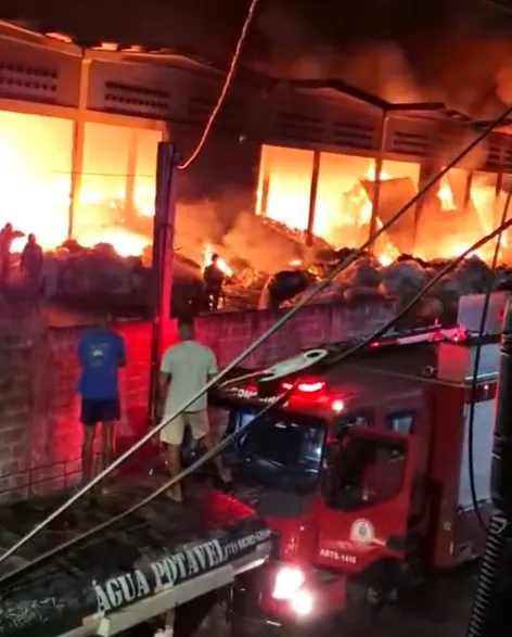  Incêndio de grandes proporções em galpão de reciclagem mobiliza equipes de emergência em Camaçari