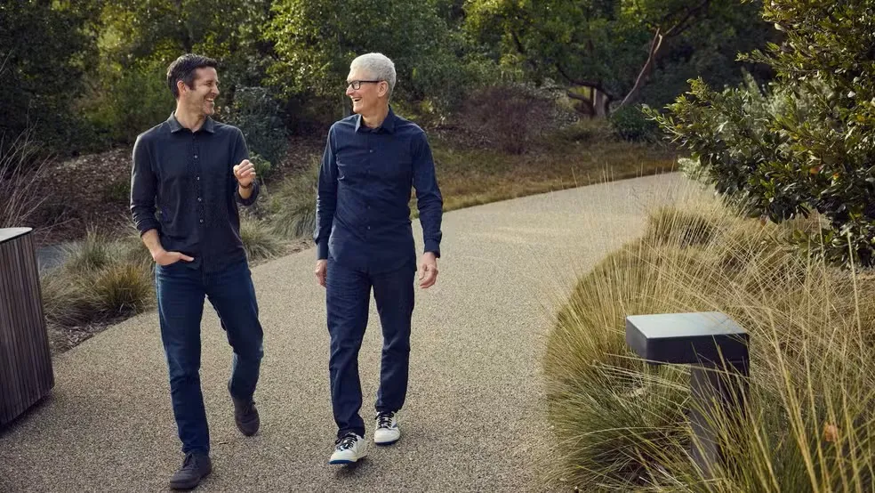 Apple anuncia transição no comando após 15 anos de gestão de Tim Cook