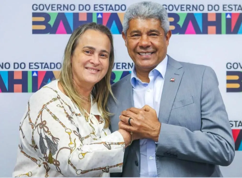 Prefeita aliada de Jerônimo Rodrigues tem carro alvo de tiros no interior da Bahia