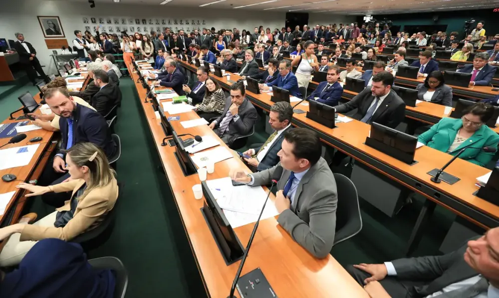 CCJ da Câmara retoma análise do fim da escala 6x1 nesta quarta (22)