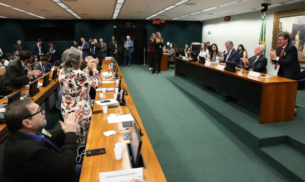 CCJ aprova texto de PEC sobre fim da escala 6x1 e tema avança na Câmara