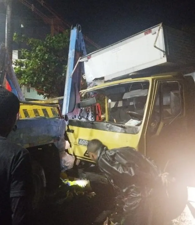 Gari morre esmagado após colisão entre caminhão e carro de entulho em Salvador