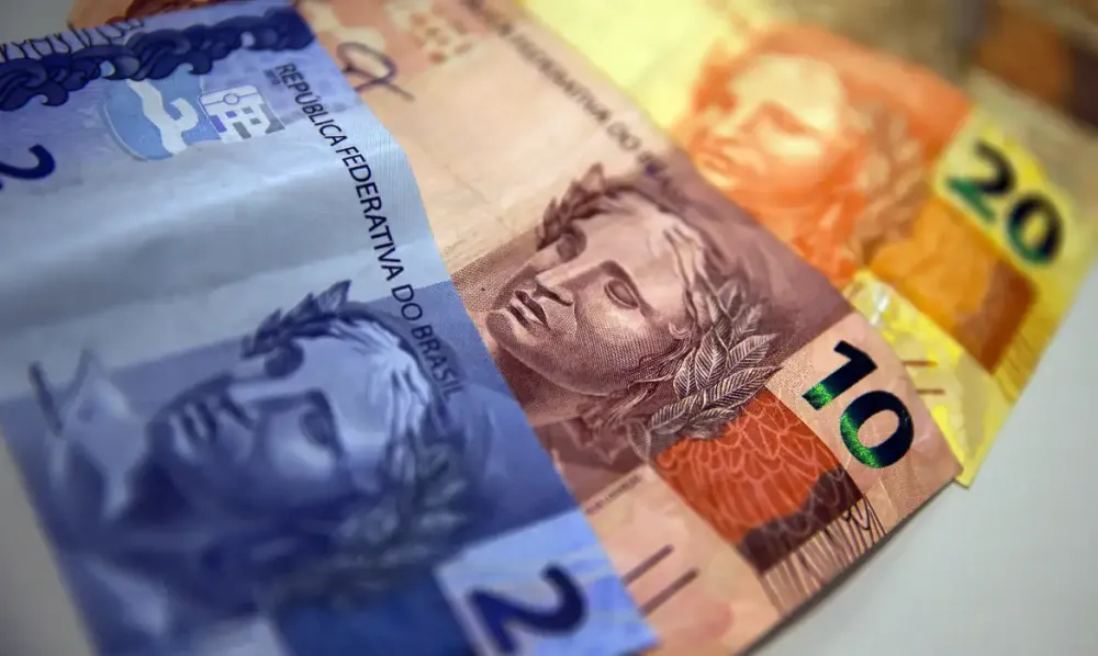Aposentados e pensionistas do INSS começam a receber 13º nesta sexta (24)