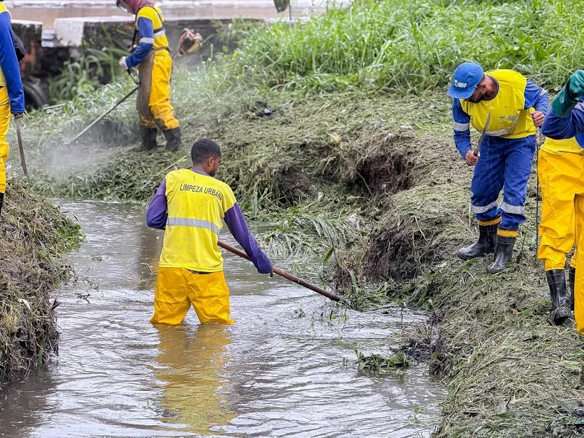 Lauro de Freitas intensifica limpeza de canais para prevenir alagamentos durante período chuvoso