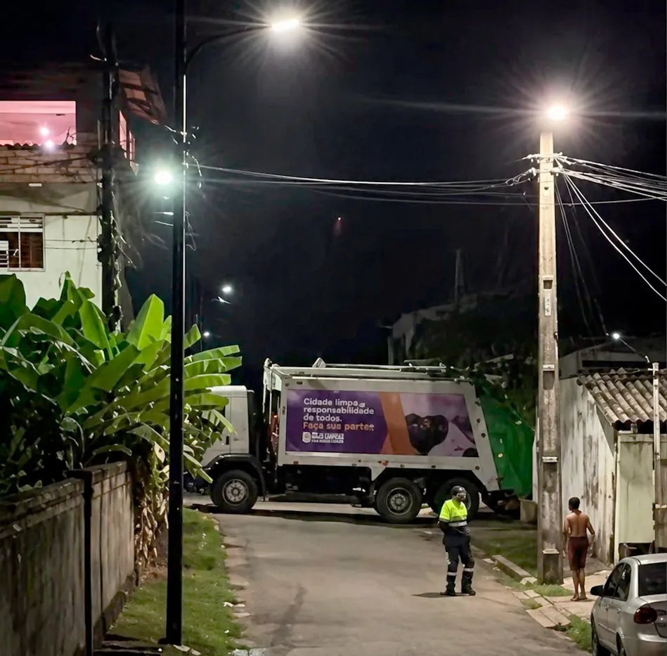 Compactador de lixo perde freio e atinge casa no bairro Triângulo, em Camaçari