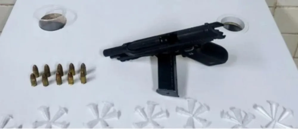 PM apreende drogas e pistola durante operação em Simões Filho