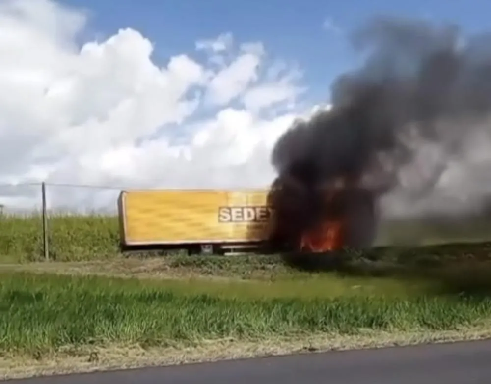 Carreta dos Correios pega fogo na BR-324 e provoca lentidão no trânsito
