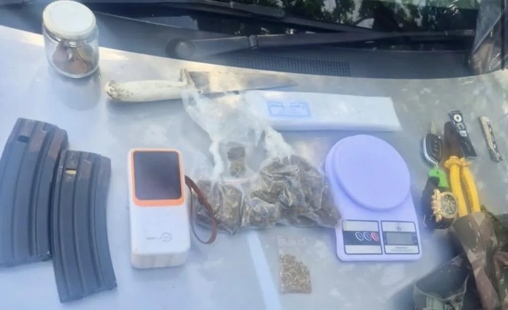 PM apreende drogas e recupera veículo roubado em Vila de Abrantes