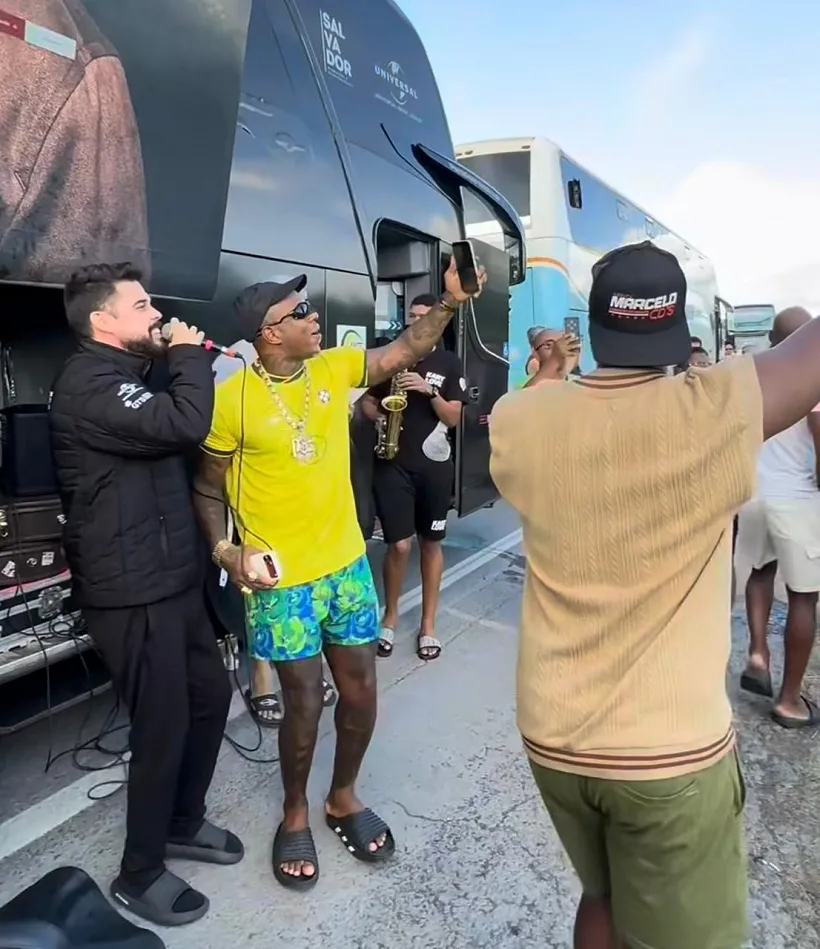 Banda Kart Love faz show improvisado na BR-324 após ficar presa em engarrafamento causado por incêndio em carreta