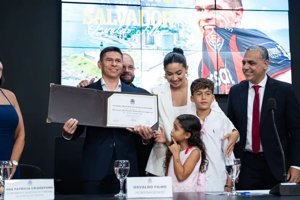 Ídolo do Vitória, Osvaldo recebe título de Cidadão Soteropolitano em Salvador
