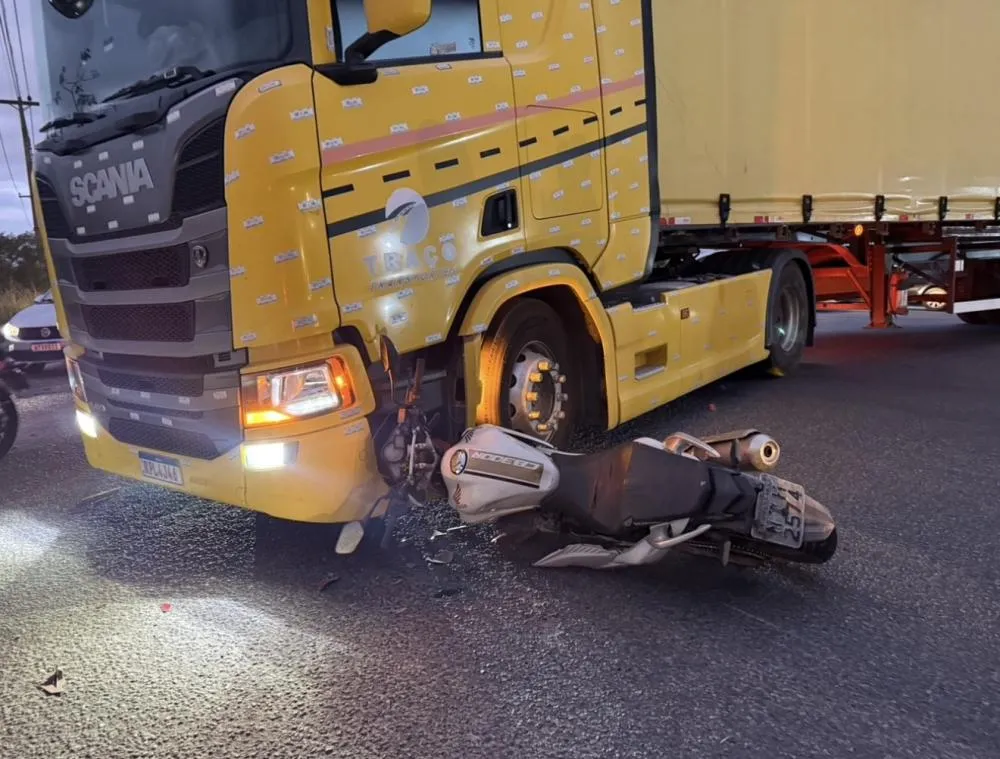 Motociclista fica ferido após colisão com carreta na Via de Ligação entre Camaçari e Dias d’Ávila
