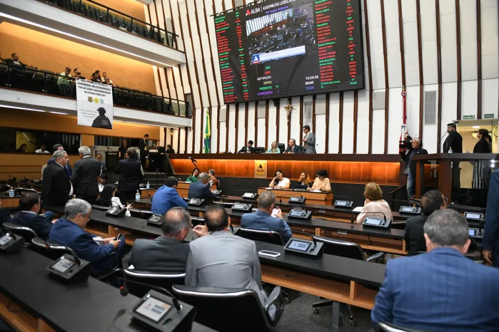 Alba aprova reajuste salarial de 5,3% para professores da rede estadual