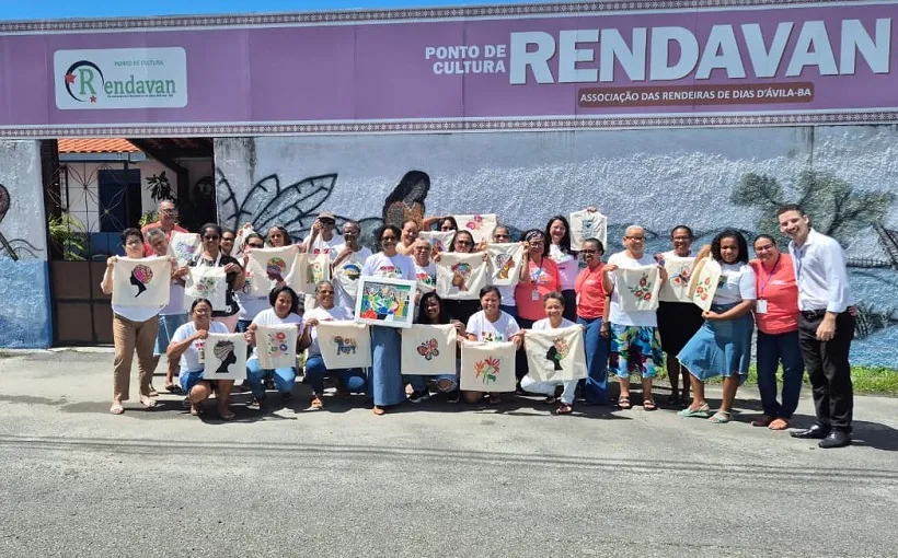 Oficina de Economia Circular capacita moradores de Dias d’Ávila a transformar plástico em arte para gerar renda