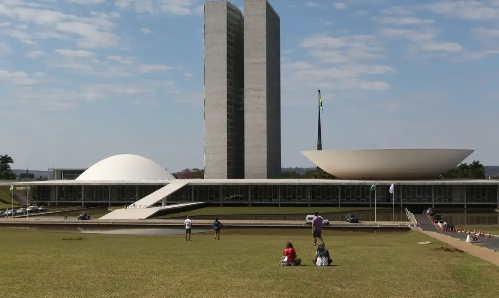 Alcolumbre fatia votação do PL da Dosimetria; governo denuncia manobra