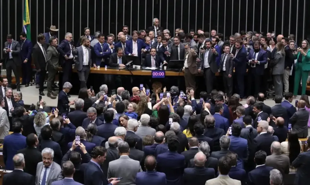 Deputados derrubam veto de Lula ao PL da Dosimetria