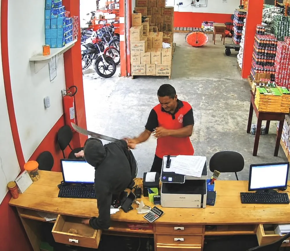 Funcionários reagem a assalto e rendem criminosos em supermercado no Pará