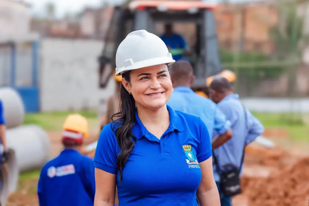 Prefeita Débora Regis anuncia reajuste de 10% para servidores efetivos em Lauro de Freitas