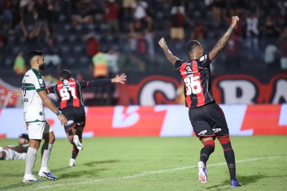 Vitória goleia o Coritiba no Barradão e sobe na tabela do Brasileirão; confira os gols