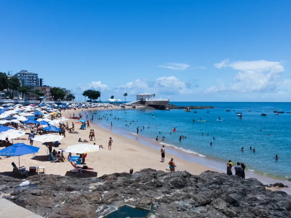  Idoso 75 anos de morre após afogamento na praia do Porto da Barra, em Salvador 