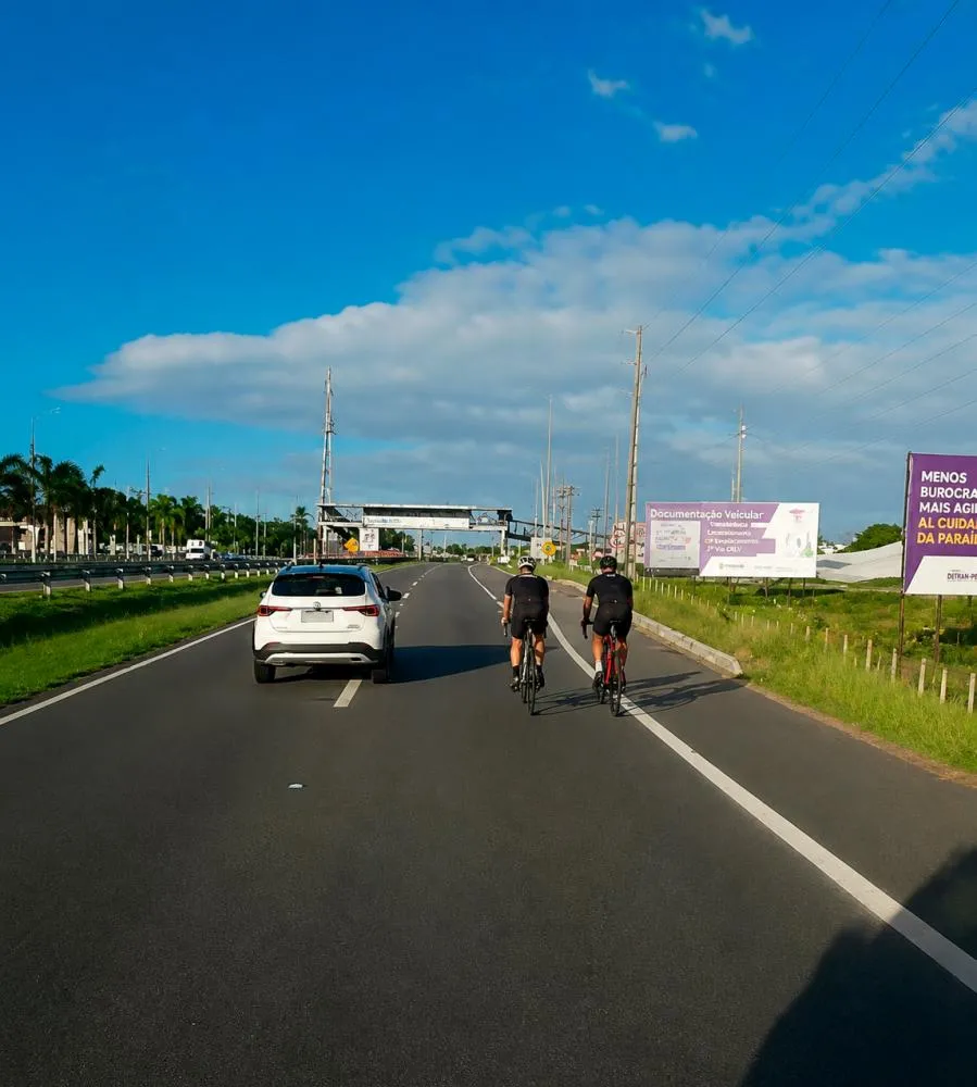 Motoristas denunciam risco com “batedores” de ciclistas na Estrada do Coco