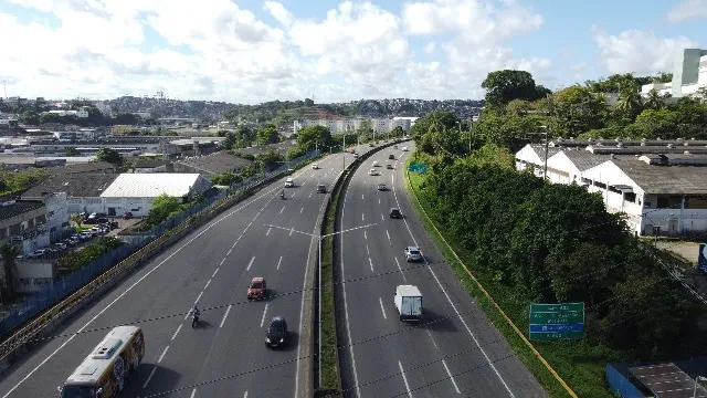 Motociclista morre após colisão com caminhão na BR-324 