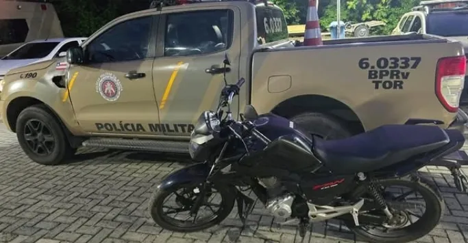 Polícia apreende motocicleta adulterada e conduz dois homens por posse de drogas no Curralinho
