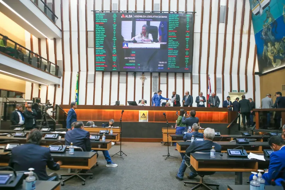 Deputado é diagnosticado com 'coração partido' e se afasta da Alba