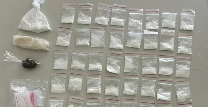 Polícia Militar apreende drogas e conduz adolescente em Dias d’Ávila