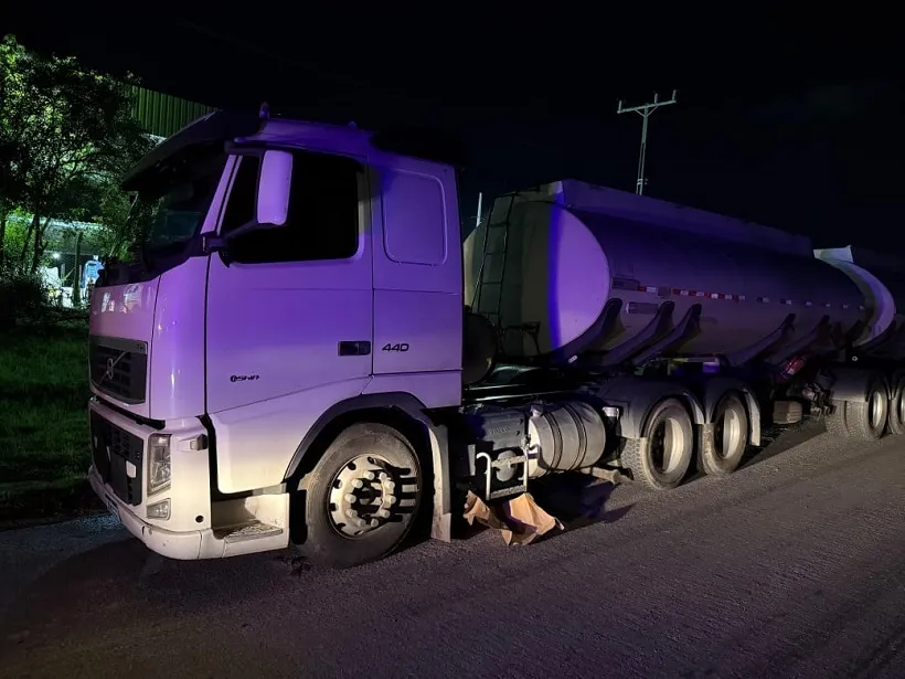 PM recupera carreta e carga roubada em Camaçari; um suspeito foi preso