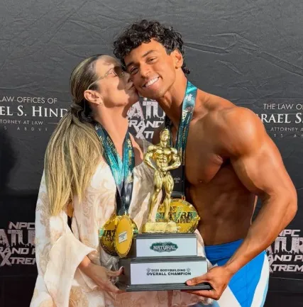 Filho de Xanddy e Carla ganha medalhas em campeonato de fisiculturismo