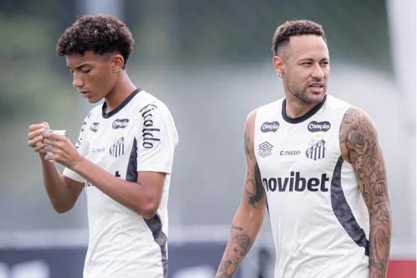 Neymar se irrita com drible em treino, discute e dá rasteira em Robinho Jr., de 18 anos