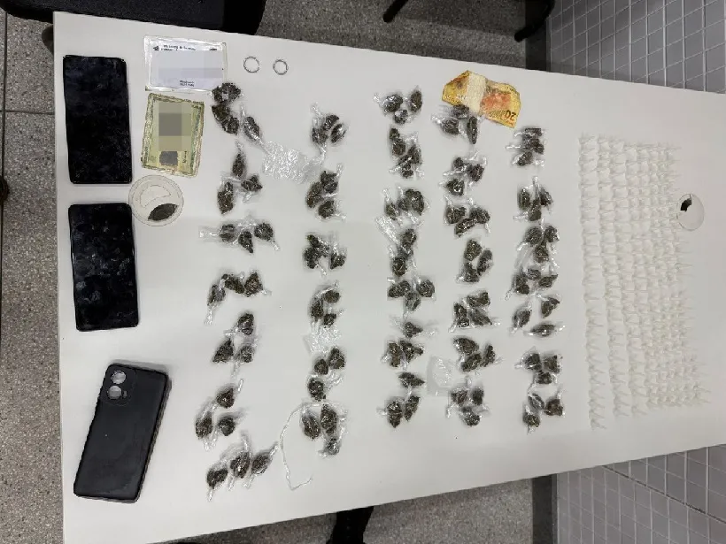 PM prende suspeitos por tráfico de drogas em Simões Filho